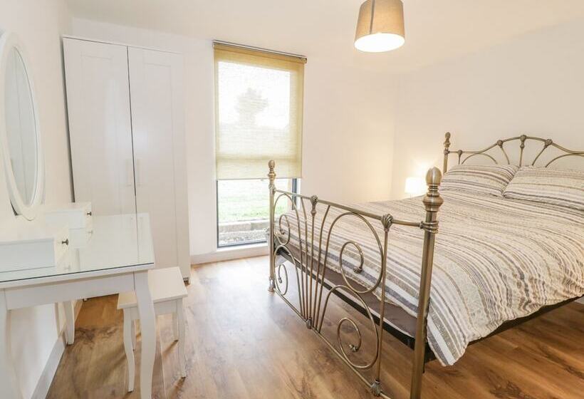 Swan Lodge Castle Farm