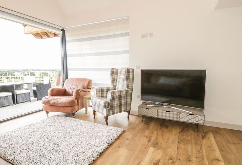 Swan Lodge Castle Farm