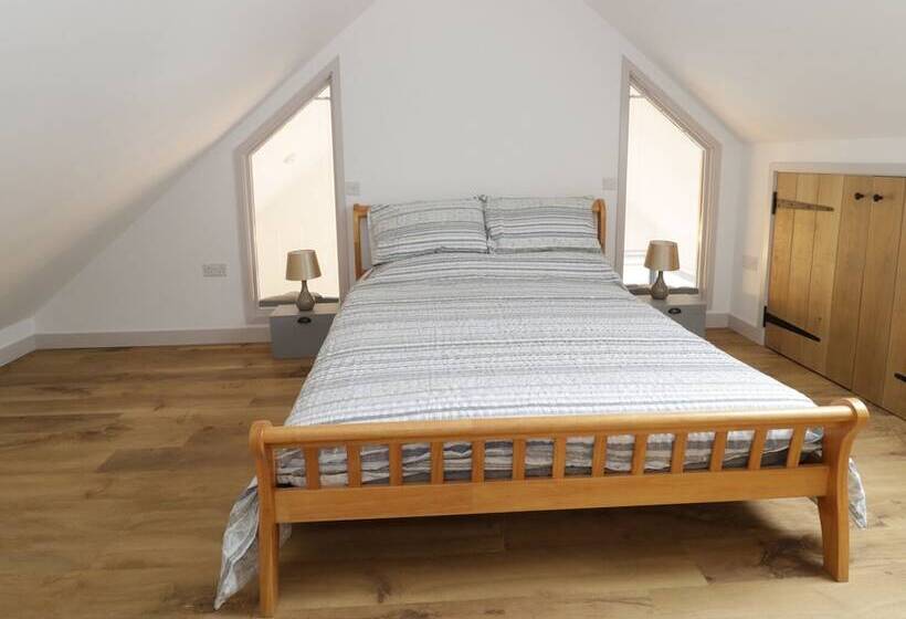 Swan Lodge Castle Farm