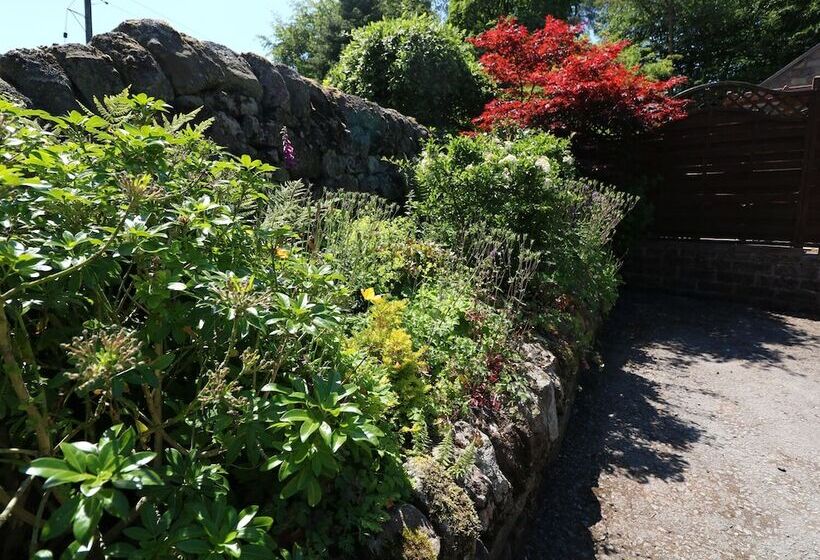 The Laburnum Retreat Shepherd Hut Private Hot Tub