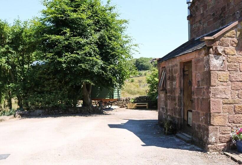 The Laburnum Retreat Shepherd Hut Private Hot Tub