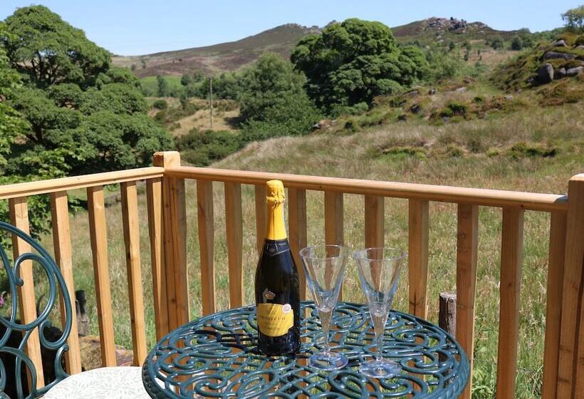 The Laburnum Retreat Shepherd Hut Private Hot Tub