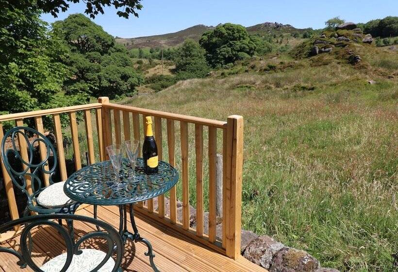 The Laburnum Retreat Shepherd Hut Private Hot Tub