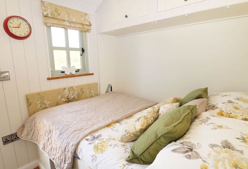 The Laburnum Retreat Shepherd Hut Private Hot Tub