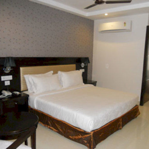 Отель Majestica Inn