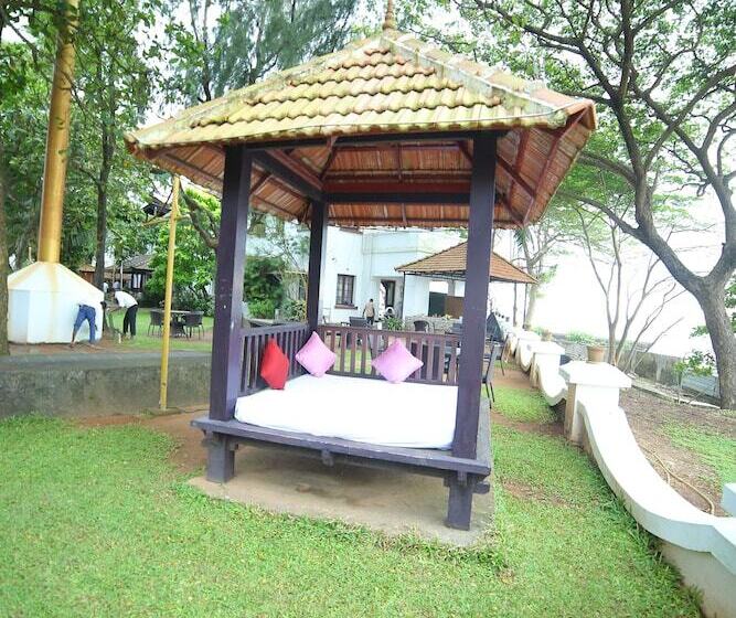 هتل Old Lighthouse Bristow