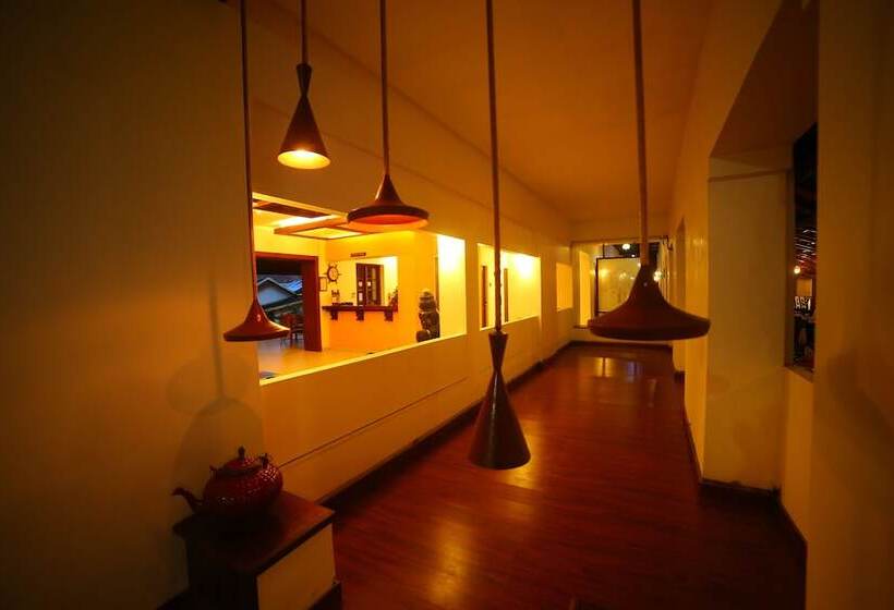 هتل Old Lighthouse Bristow