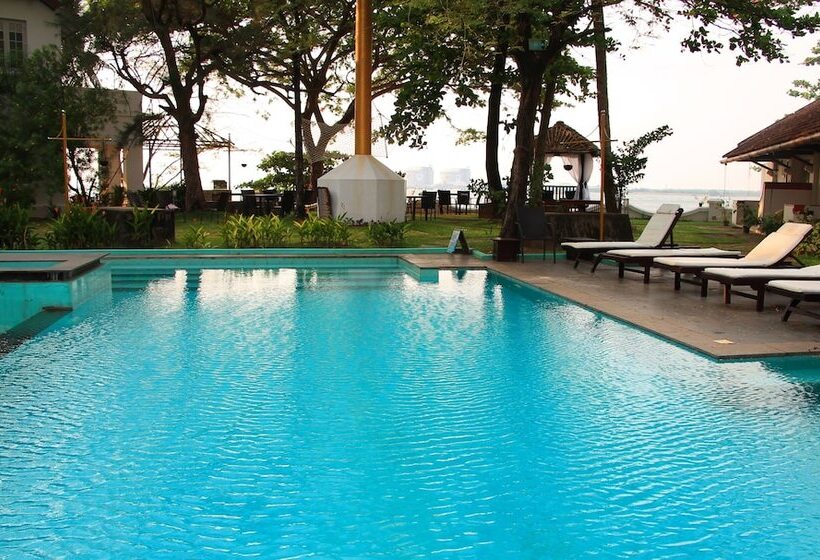 هتل Old Lighthouse Bristow