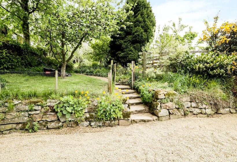 2 Redeswood Cottages