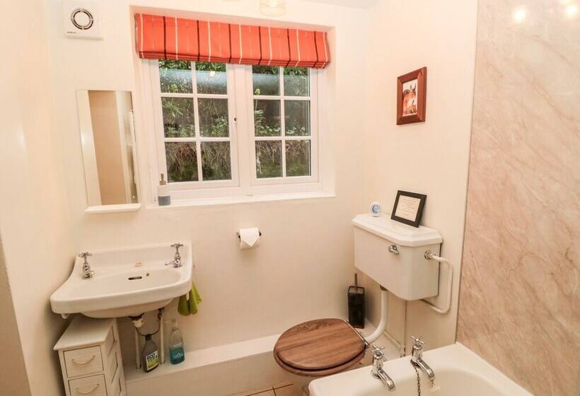 2 Redeswood Cottages