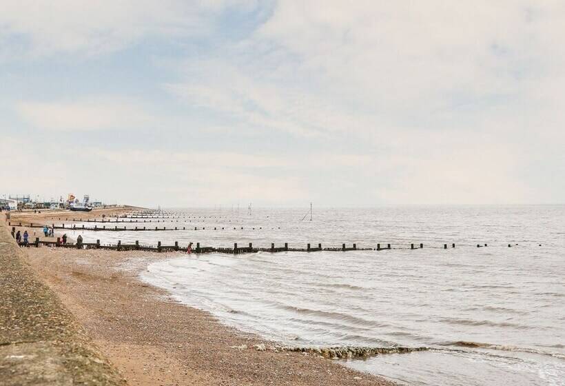 Flat 2, 4 St Edmund S Terrace