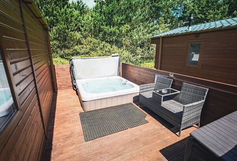 Отель Hazel Oaks