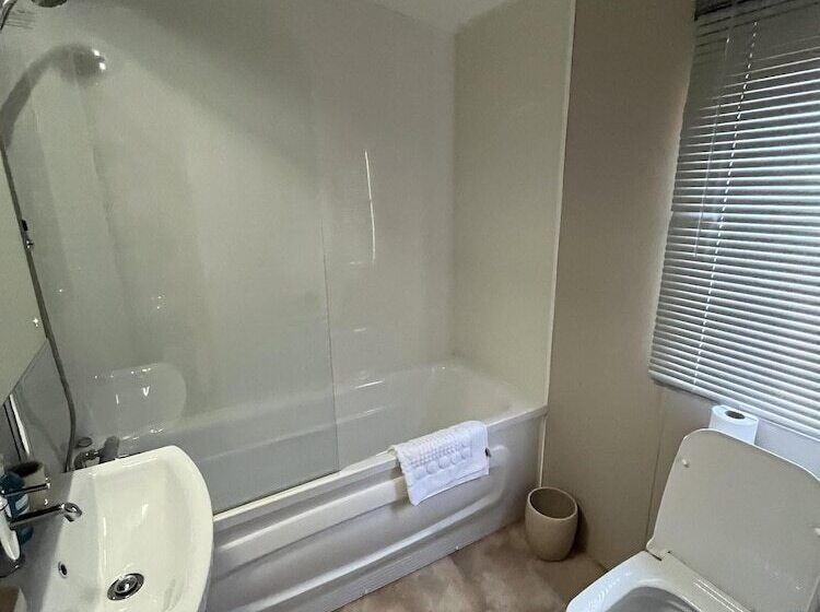 Отель Hazel Oaks