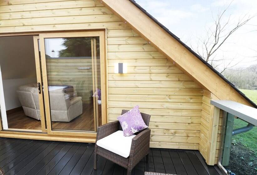 Northlands Country Cottage With Hot Tub