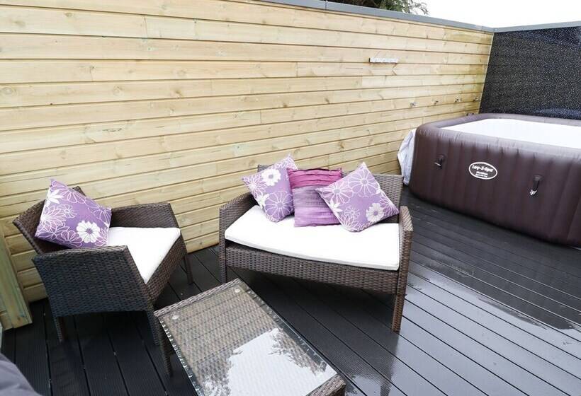 Northlands Country Cottage With Hot Tub