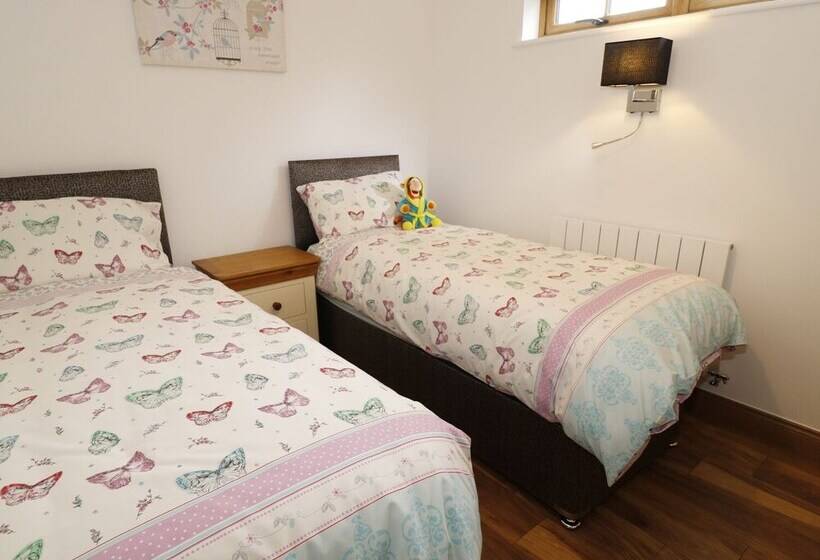 Northlands Country Cottage With Hot Tub