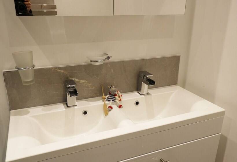 Northlands Country Cottage With Hot Tub