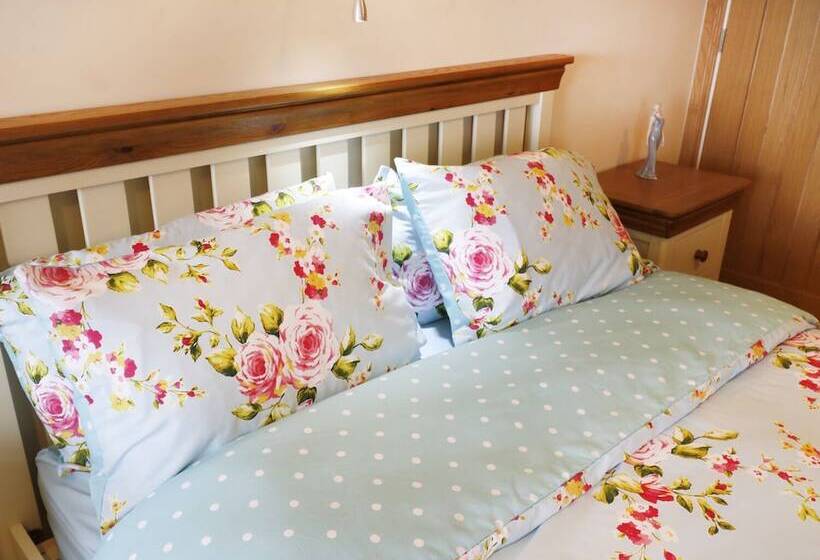 Northlands Country Cottage With Hot Tub