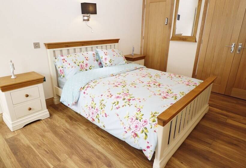 Northlands Country Cottage With Hot Tub