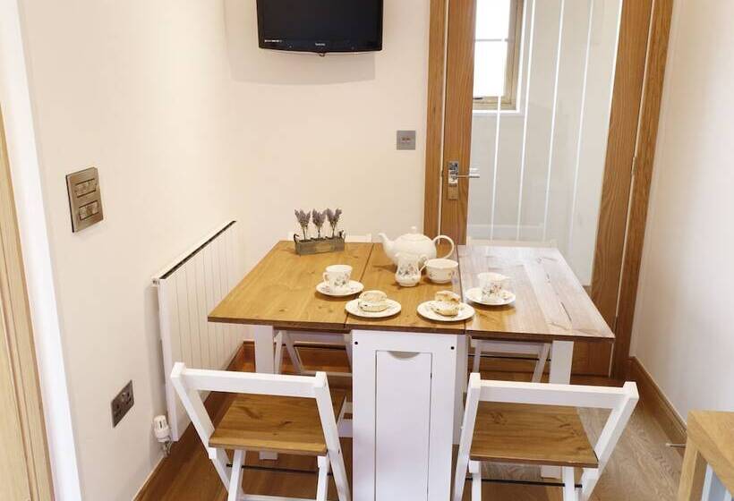 Northlands Country Cottage With Hot Tub