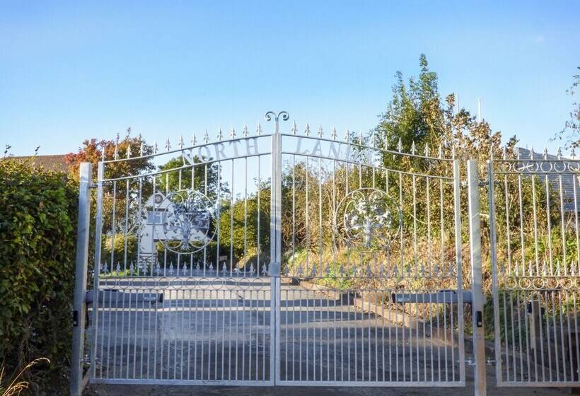 Northlands Country Cottage With Hot Tub