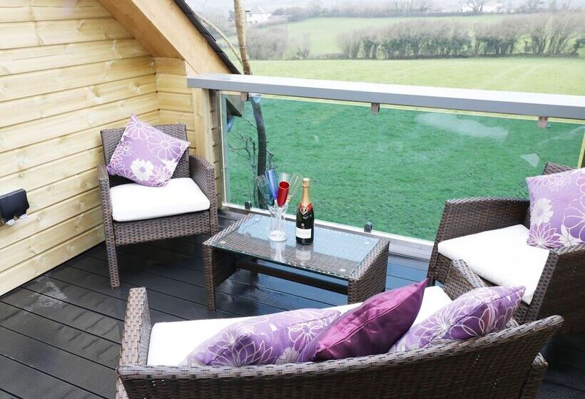 Northlands Country Cottage With Hot Tub