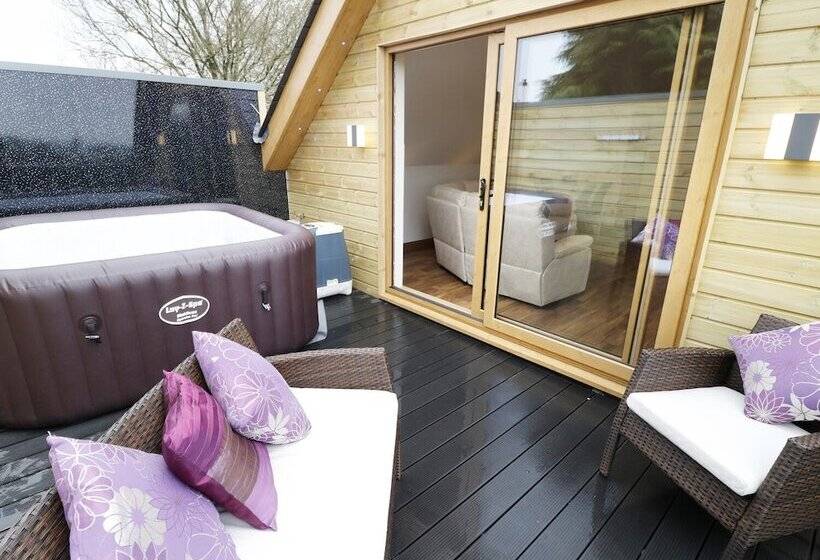 Northlands Country Cottage With Hot Tub