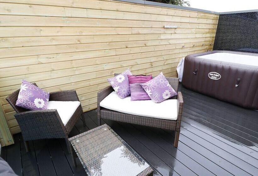 Northlands Country Cottage With Hot Tub