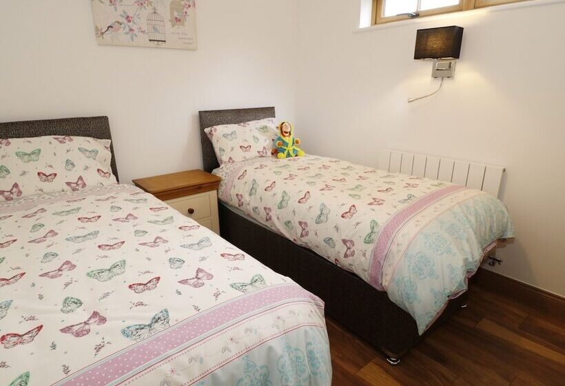 Northlands Country Cottage With Hot Tub