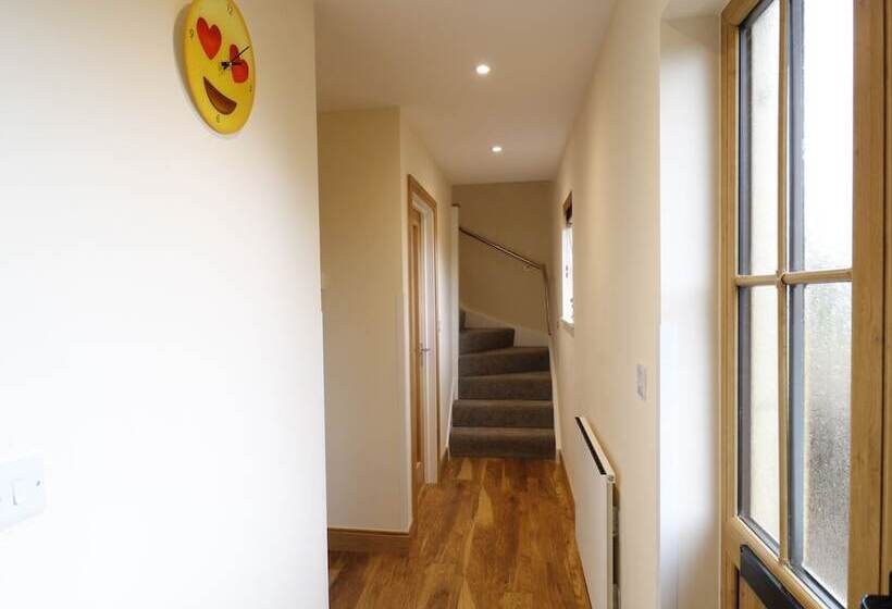 Northlands Country Cottage With Hot Tub