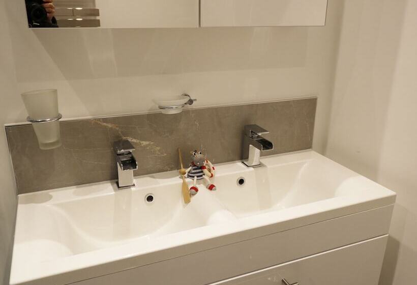 Northlands Country Cottage With Hot Tub