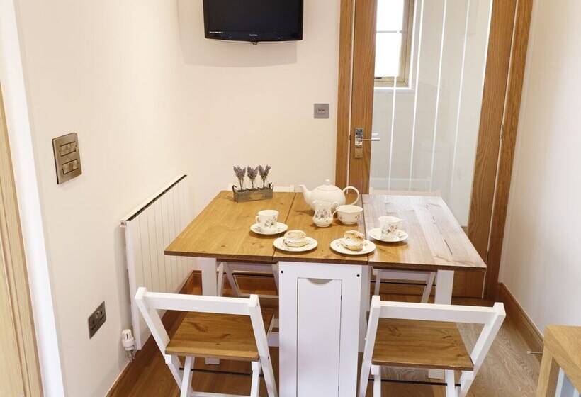 Northlands Country Cottage With Hot Tub