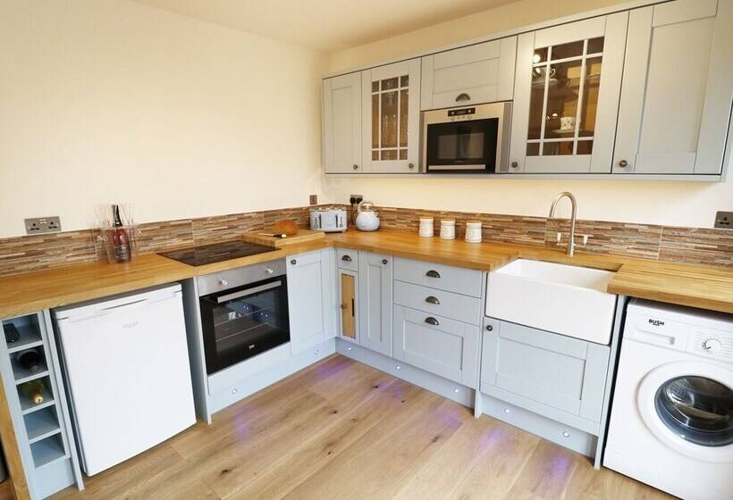 Northlands Country Cottage With Hot Tub