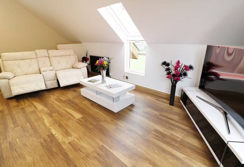 Northlands Country Cottage With Hot Tub