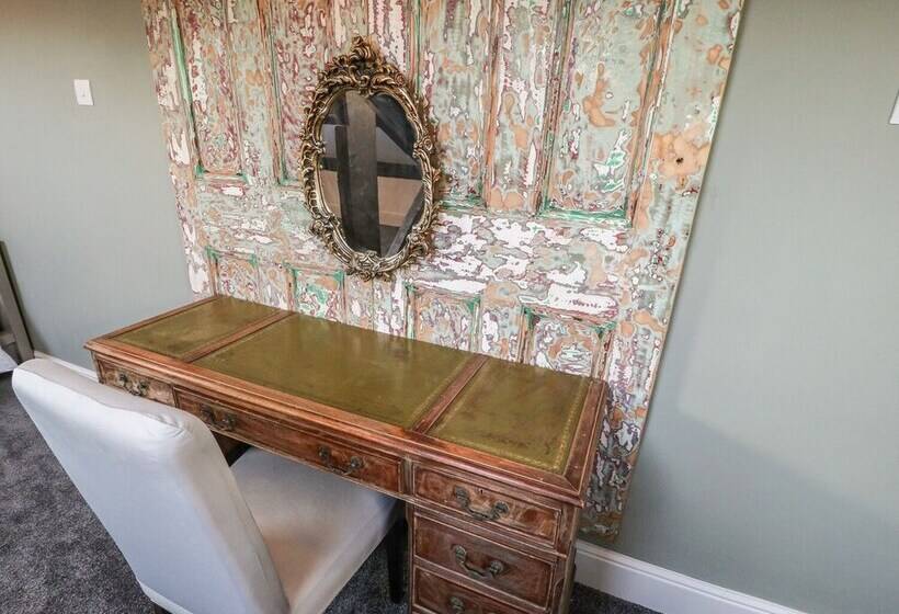 One Eight Three Guest Cottage