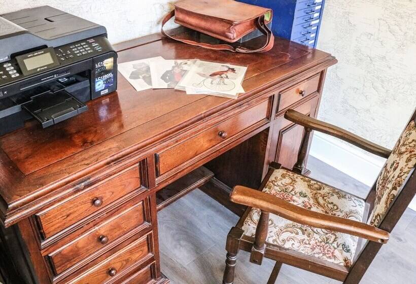 One Eight Three Guest Cottage