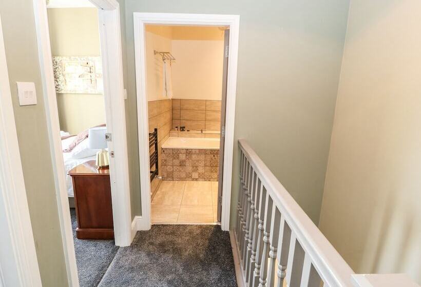 One Eight Three Guest Cottage