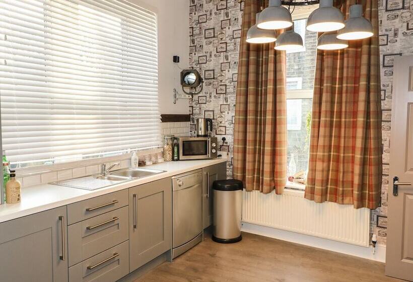 One Eight Three Guest Cottage