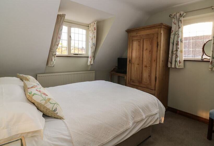 The Lodge Off High Street