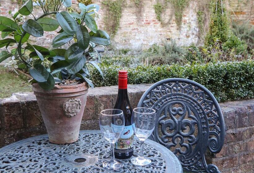 The Old Clock Makers