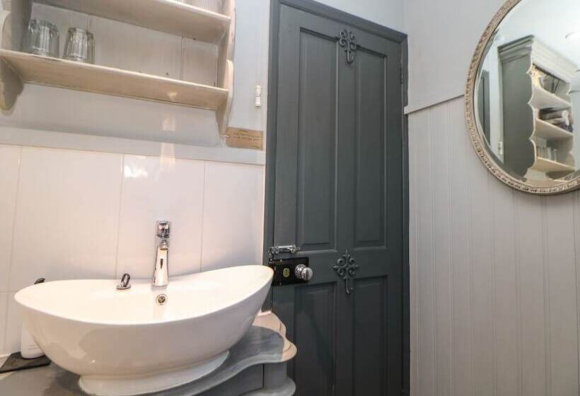 The Old Clock Makers