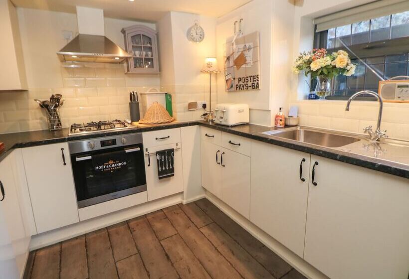 The Old Clock Makers