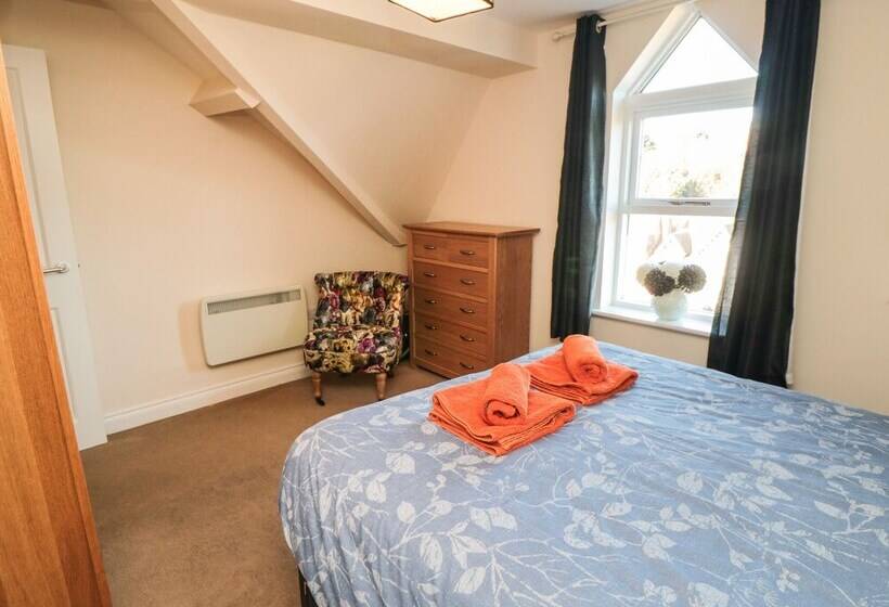 Carisbrooke House, Apartment 6