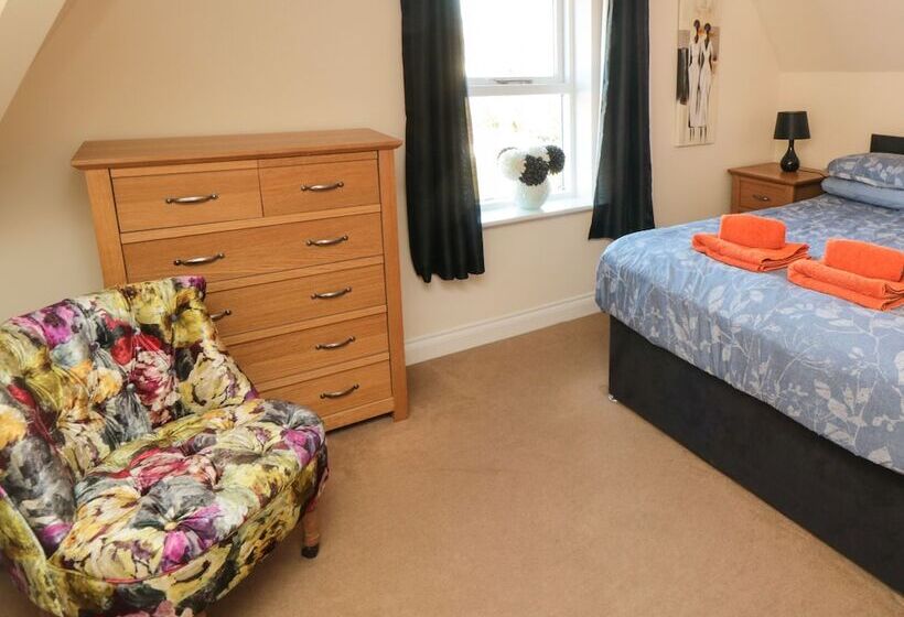 Carisbrooke House, Apartment 6