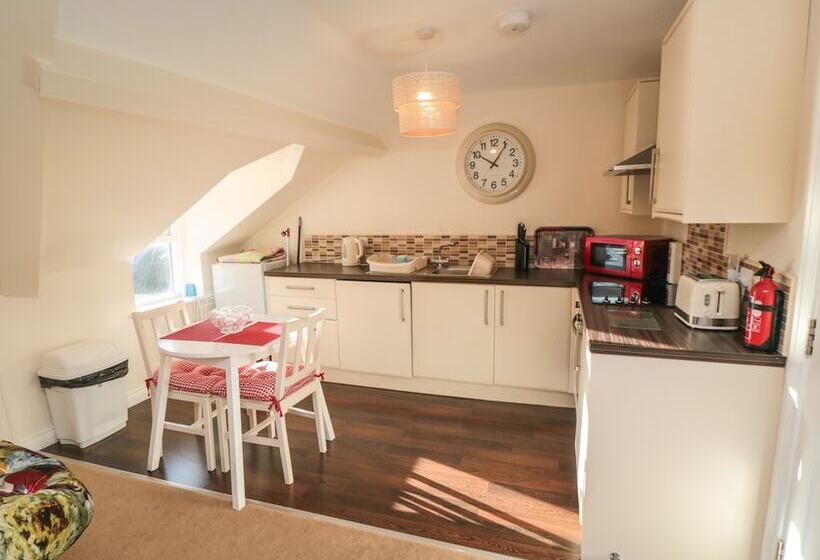 Carisbrooke House, Apartment 6