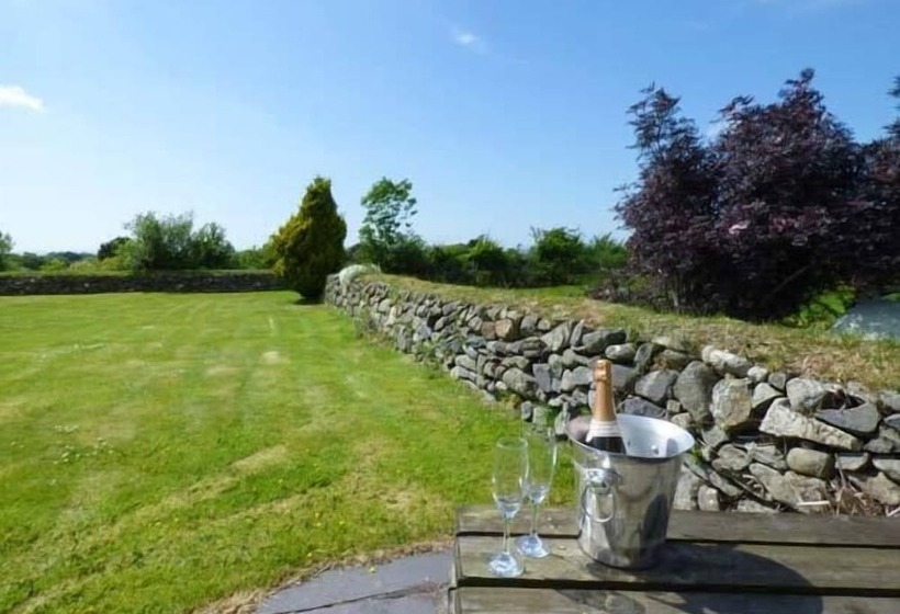 Garreg Wen Isaf Bach