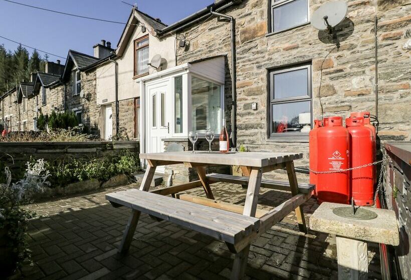 Glanyrafon Cottage