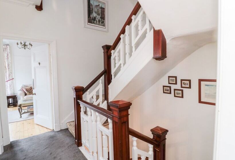 Iona 10 Palace Street East