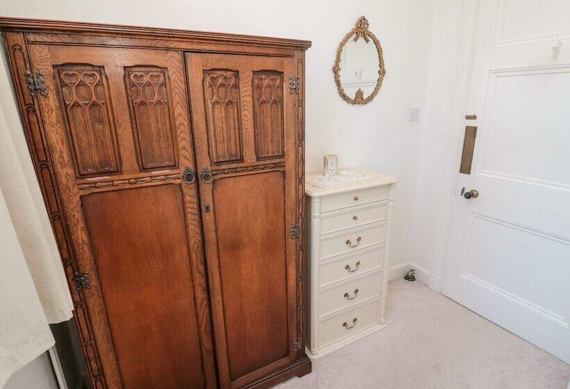 Iona 10 Palace Street East