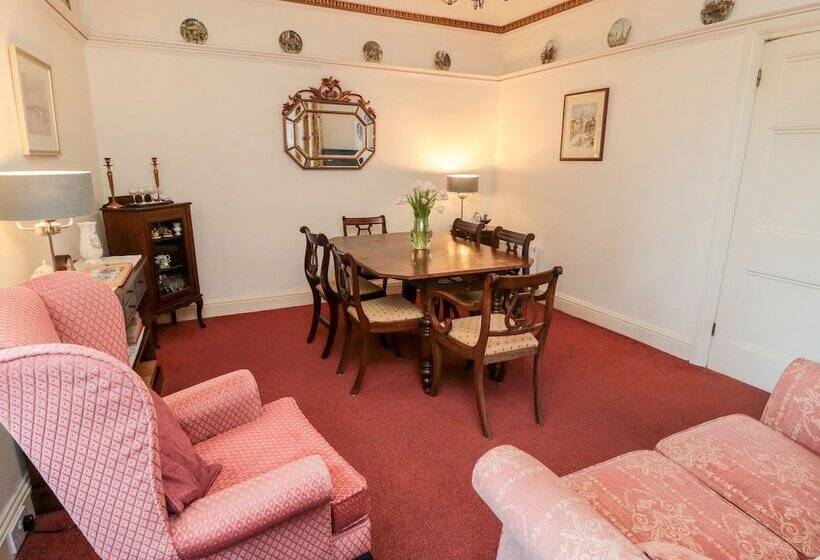 Iona 10 Palace Street East